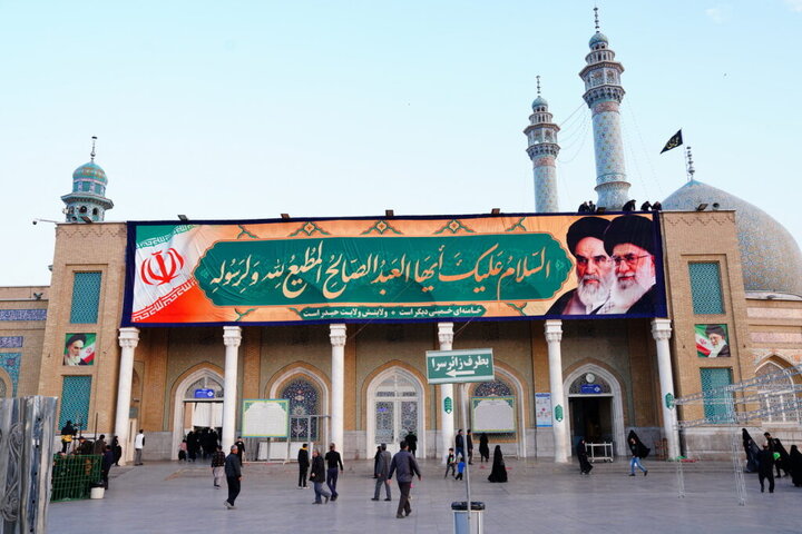 تصاویر | نصب کتیبه سلام بر امام شهید در حرم بانوی کرامت