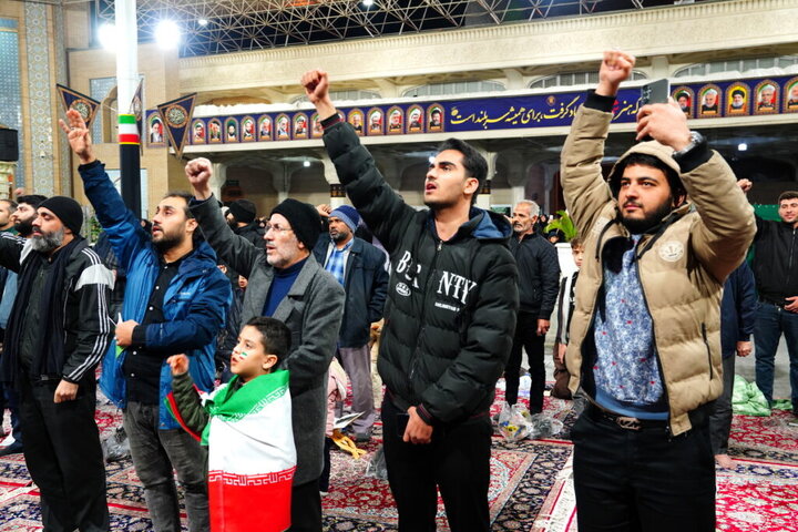 حال‌وهوای زائران حرم بانوی کرامت در لحظه اعلام انتخاب سومین رهبر انقلاب