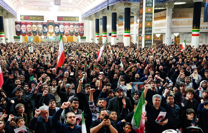 حال‌وهوای زائران حرم بانوی کرامت در لحظه اعلام انتخاب سومین رهبر انقلاب