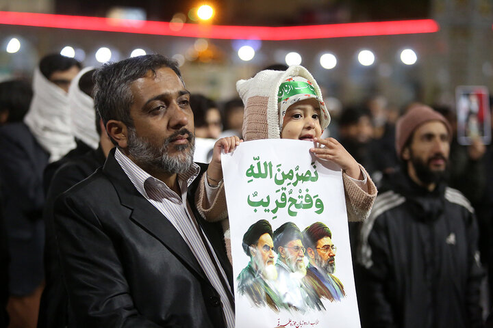 بیعت اردوزبان مقیم قم با سومین امام انقلاب در حرم بانوی کرامت