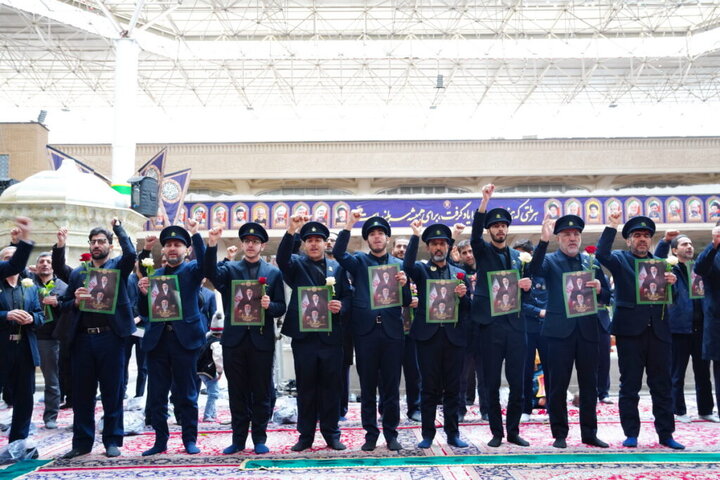 عهد بیعت خادمان حرم بانوی کرامت با سومین رهبر انقلاب