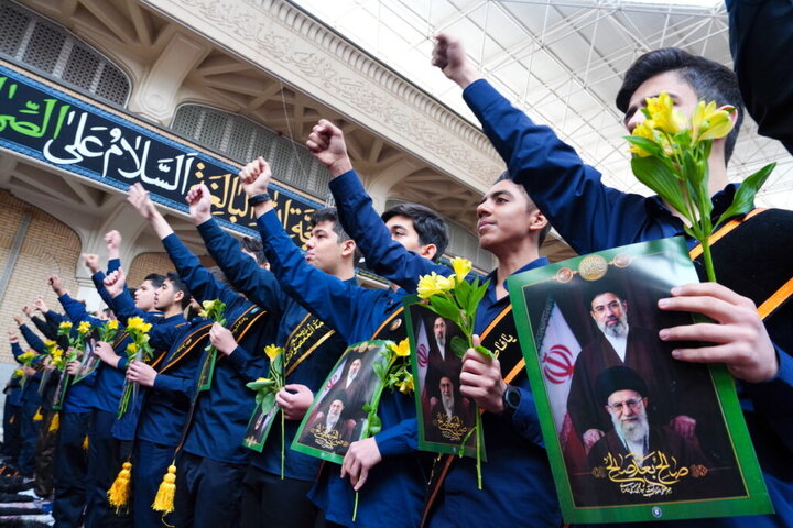 عهد بیعت خادمان حرم بانوی کرامت با سومین رهبر انقلاب