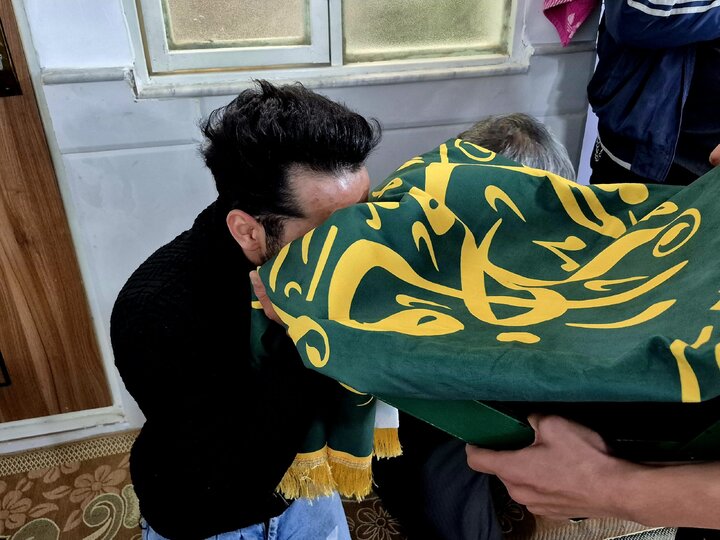 ادای احترام خادمان حرم بانوی کرامت به خانواده شهدای جنگ تحمیلی رمضان
