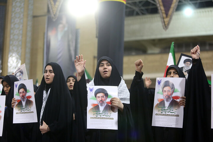 بیعت دانشگاهیان استان قم با ولی امر مسلمین جهان در حرم بانوی کرامت