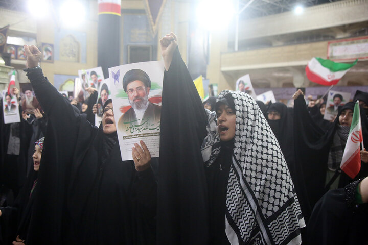 بیعت دانشگاهیان استان قم با ولی امر مسلمین جهان در حرم بانوی کرامت
