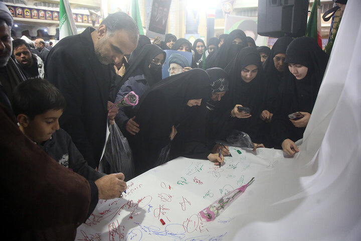 بیعت دانشگاهیان استان قم با ولی امر مسلمین جهان در حرم بانوی کرامت