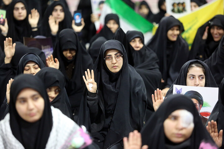 بیعت دانشگاهیان استان قم با ولی امر مسلمین جهان در حرم بانوی کرامت