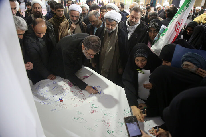 بیعت دانشگاهیان استان قم با ولی امر مسلمین جهان در حرم بانوی کرامت