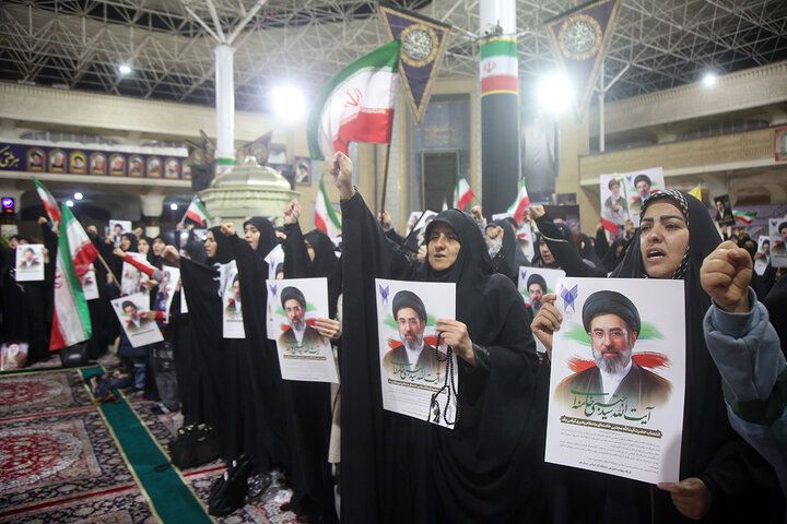 بیعت دانشگاهیان استان قم با ولی امر مسلمین جهان در حرم بانوی کرامت