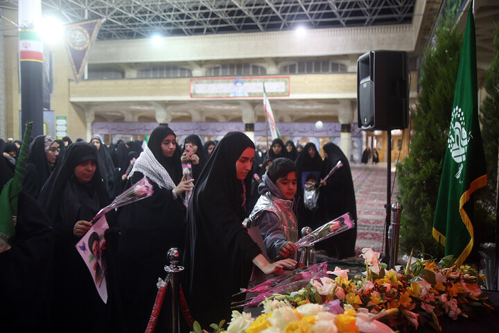 بیعت دانشگاهیان استان قم با ولی امر مسلمین جهان در حرم بانوی کرامت
