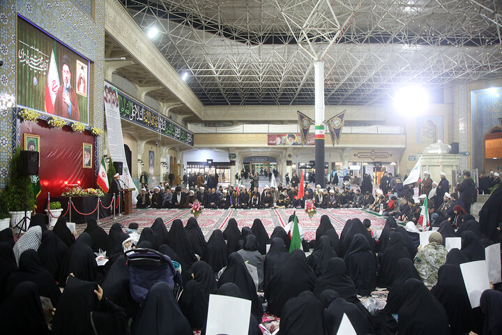 بیعت دانشگاهیان استان قم با ولی امر مسلمین جهان در حرم بانوی کرامت