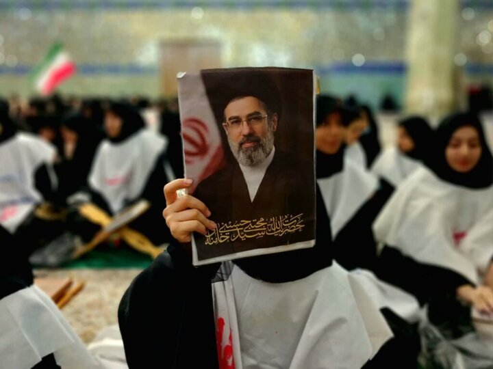 عکس خبری | بیعت دختران نوجوان قمی با امام خامنه‌ای در حرم بانوی کرامت