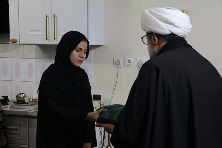 تکریم خانواده شهدای جنگ تحمیلی رمضان توسط خادمان حرم بانوی کرامت