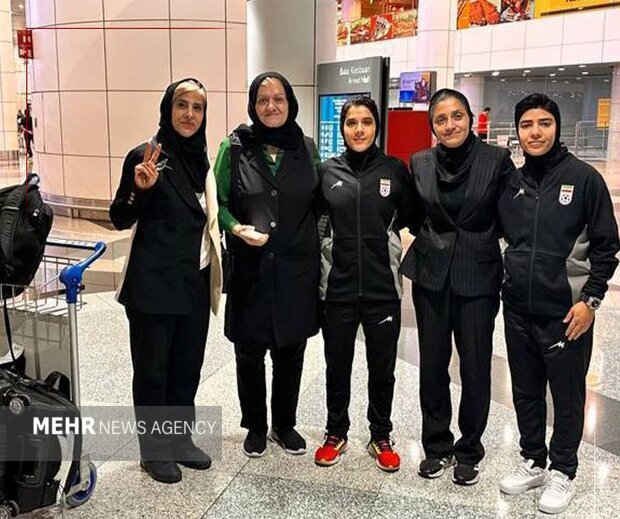 Patriotism on display: Iranian girls never abandon homeland