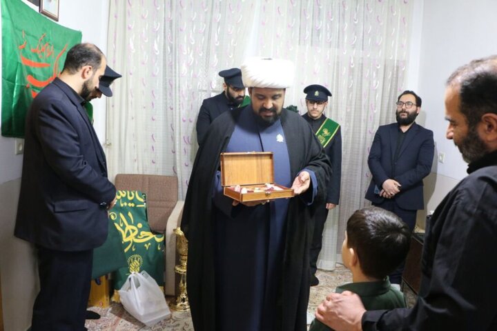 خانواده ۵ شهید جنگ تحمیلی رمضان توسط خادمان حرم بانوی کرامت تکریم شدند