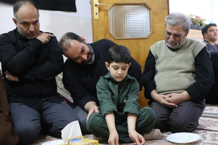 خانواده ۵ شهید جنگ تحمیلی رمضان توسط خادمان حرم بانوی کرامت تکریم شدند