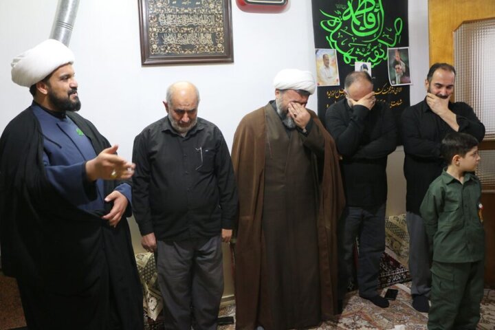 خانواده ۵ شهید جنگ تحمیلی رمضان توسط خادمان حرم بانوی کرامت تکریم شدند