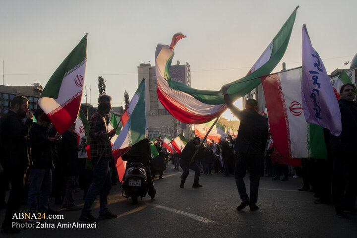 تجمع چهارشنبه سوری مردم تهران در میدان انقلاب