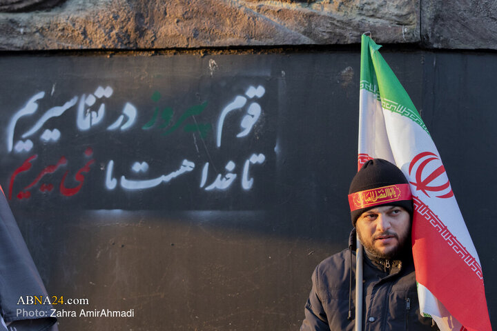تجمع چهارشنبه سوری مردم تهران در میدان انقلاب