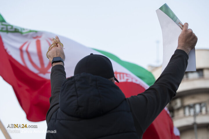 تجمع چهارشنبه سوری مردم تهران در میدان انقلاب