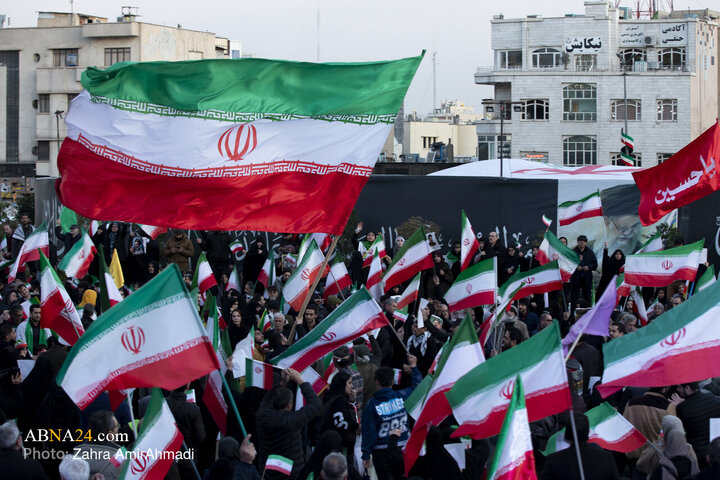تجمع چهارشنبه سوری مردم تهران در میدان انقلاب
