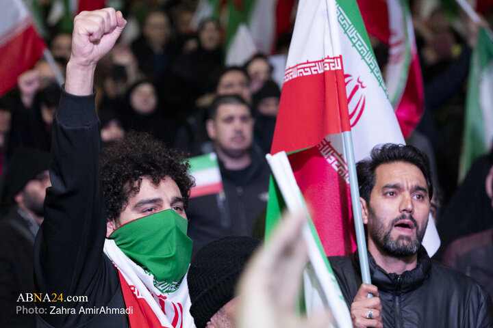 تجمع چهارشنبه سوری مردم تهران در میدان انقلاب