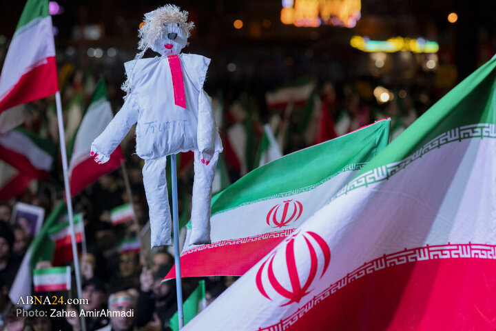 تجمع چهارشنبه سوری مردم تهران در میدان انقلاب