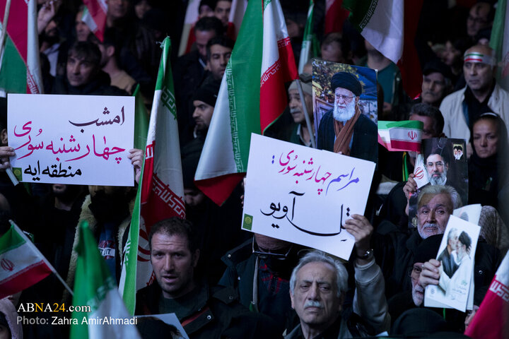 تجمع چهارشنبه سوری مردم تهران در میدان انقلاب