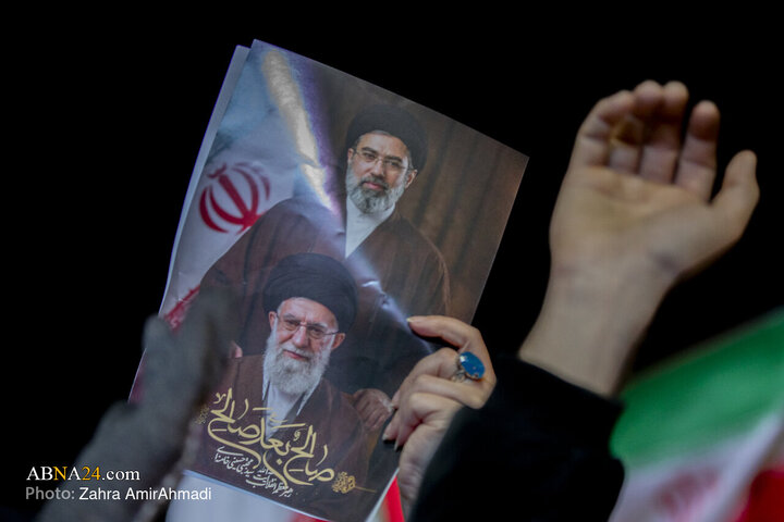 تجمع چهارشنبه سوری مردم تهران در میدان انقلاب
