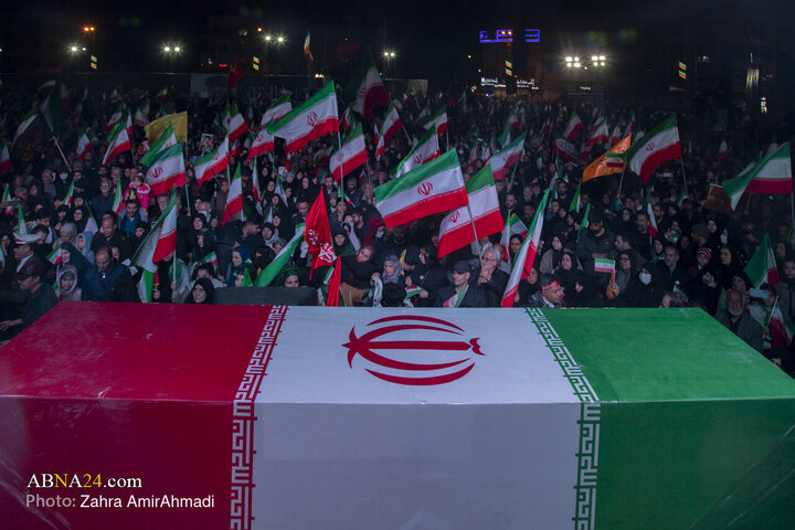 گزارش تصویری | مراسم وداع با شهدای ناو شکن دنا در میدان انقلاب شهر تهران