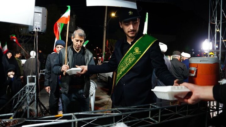 پذیرایی خادمان حرم بانوی کرامت از راهپیمایان در شب چهارشنبه آخر سال