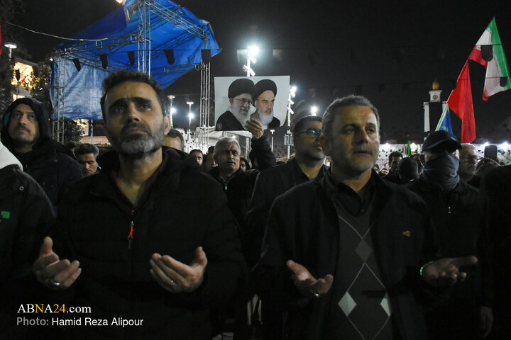 حضور خادمیاران رضوی با پرچم آستان قدس رضوی در جمع اجتماع کنندگان رشت