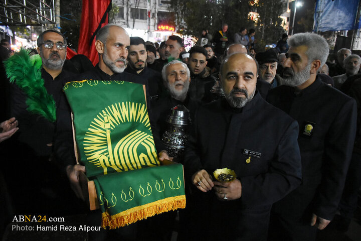 حضور خادمیاران رضوی با پرچم آستان قدس رضوی در جمع اجتماع کنندگان رشت
