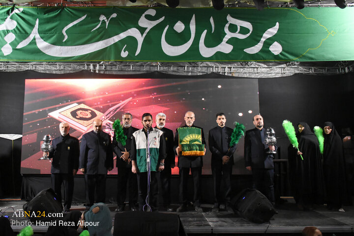 حضور خادمیاران رضوی با پرچم آستان قدس رضوی در جمع اجتماع کنندگان رشت