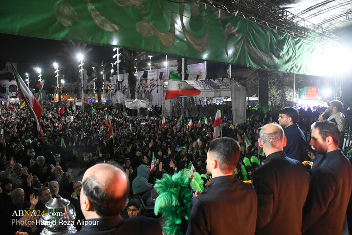 حضور خادمیاران رضوی با پرچم آستان قدس رضوی در جمع اجتماع کنندگان رشت