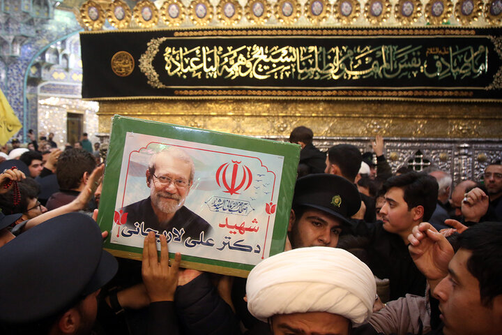آخرین بوسه شهید لاریجانی بر ضریح مطهر بانوی کرامت پیچیده در پرچم