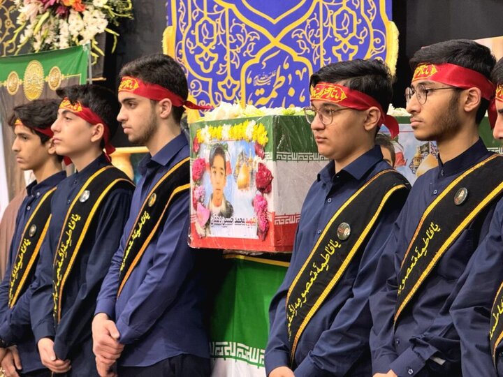 وداع با شهید دانش‌آموز محمدحسین دهقان در حرم بانوی کرامت