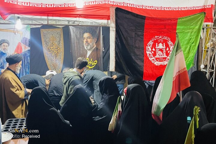 عکس خبری | پذیرایی طلاب افغانستانی از مردم قم در تجمعات شبانه