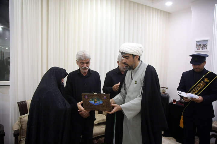 تکریم سه خانواده شهید جنگ تحمیلی رمضان توسط خادمان حرم بانوی کرامت