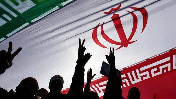 فعال و نویسنده کُرد: رهبر ایران، نماد میلیون‌ها انسان بود/ انتظار داشتید ایران با این فرهنگ و عظمت، فرو بریزد؟!