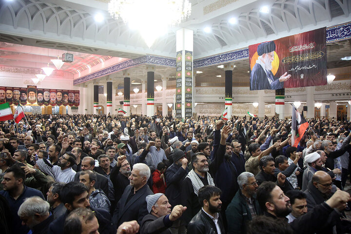 وداع با پیکر مطهر ۱۷ شهید حمله آمریکایی صهیونی به پردیسان قم در حرم مطهر