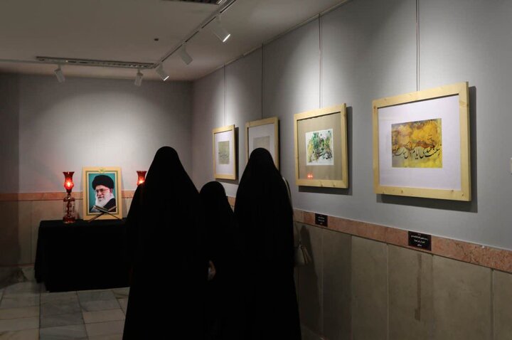 نمایش دستخط‌ها و تقریظ‌های دیده نشده از رهبر انقلاب در موزه حرم امام رضا(ع) + تصاویر