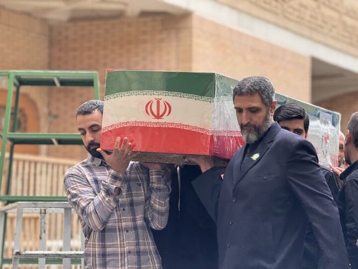 طواف پیکر دو شهید حملات آمریکایی صهیونی بر گرد ضریح مطهر بانوی کرامت