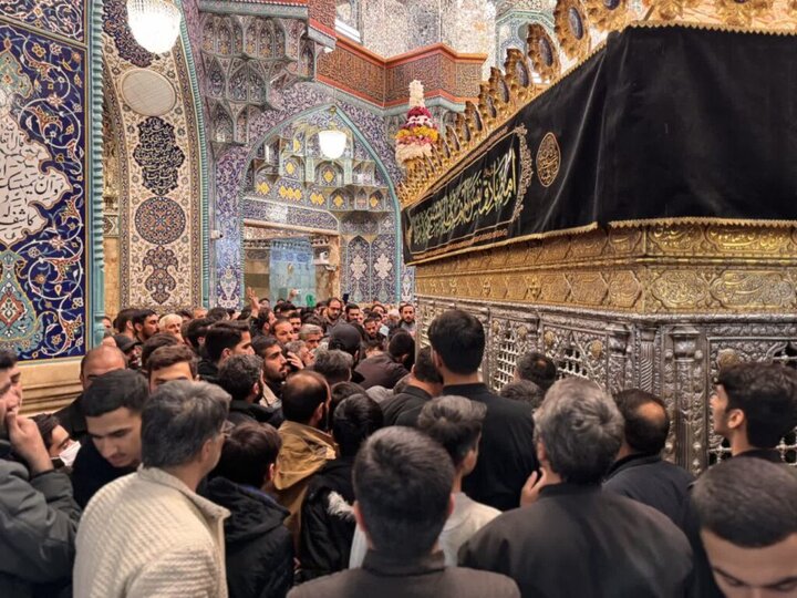 طواف پیکر دو شهید حملات آمریکایی صهیونی بر گرد ضریح مطهر بانوی کرامت