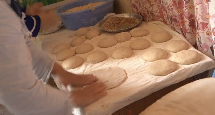 پخت و توزیع روزانه ۱۵۰۰ قرص نان سنتی برای مدافعان وطن