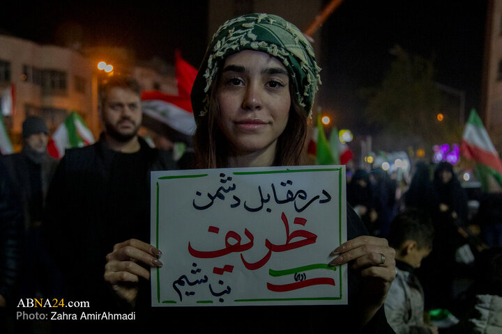گلباران  تجمع کنندگان میدان انقلاب توسط هموطنان افغان