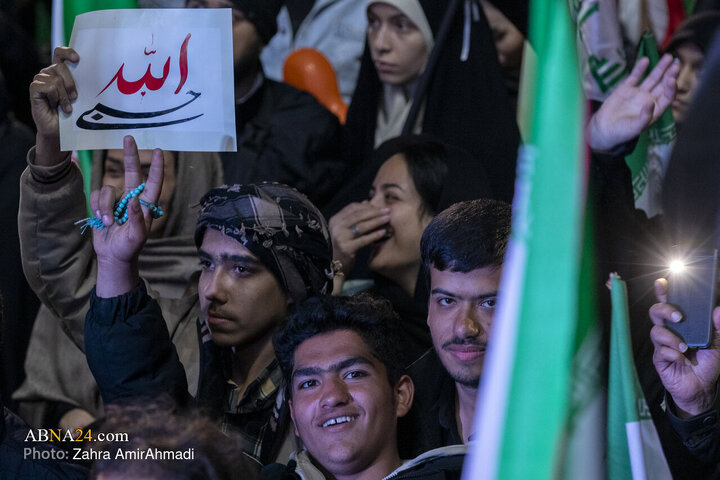گلباران  تجمع کنندگان میدان انقلاب توسط هموطنان افغان