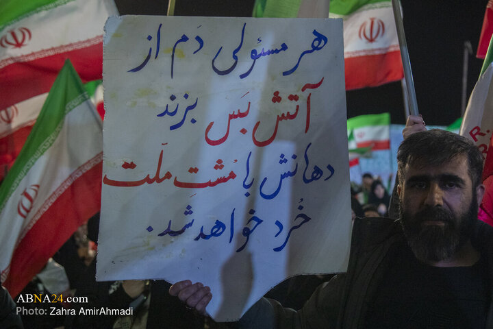 گلباران  تجمع کنندگان میدان انقلاب توسط هموطنان افغان
