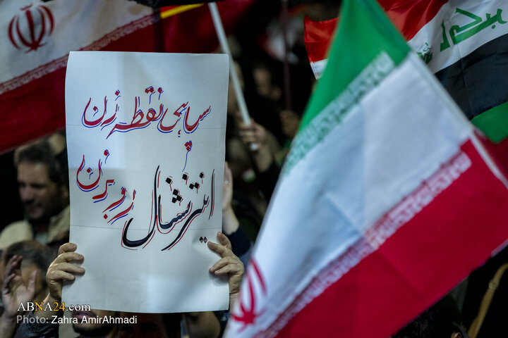 گلباران  تجمع کنندگان میدان انقلاب توسط هموطنان افغان