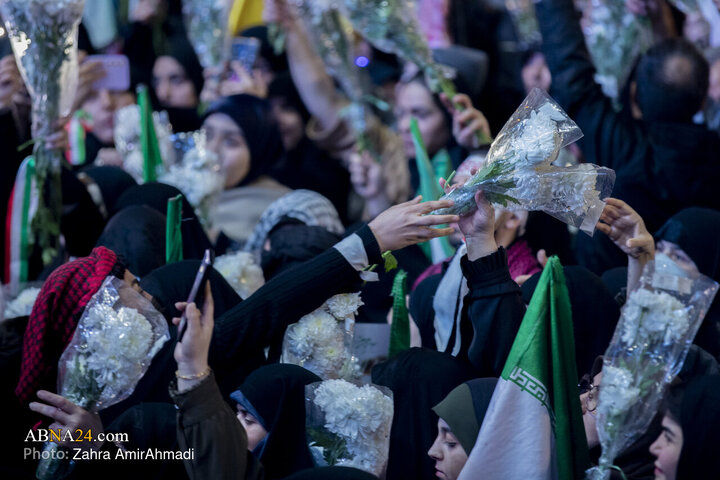 گلباران  تجمع کنندگان میدان انقلاب توسط هموطنان افغان
